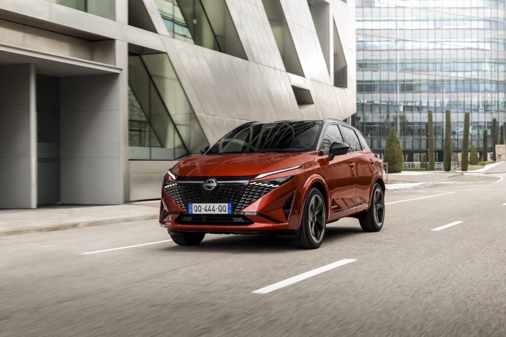 Nissan Qashqai 2024-Red in front of Coty scape