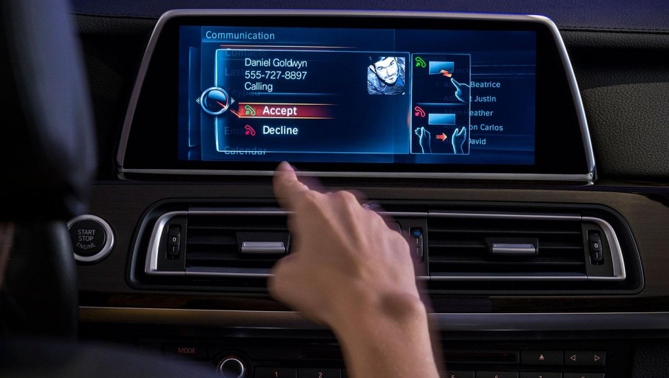 New BMW iDrive features touchscreen and gesture recognition