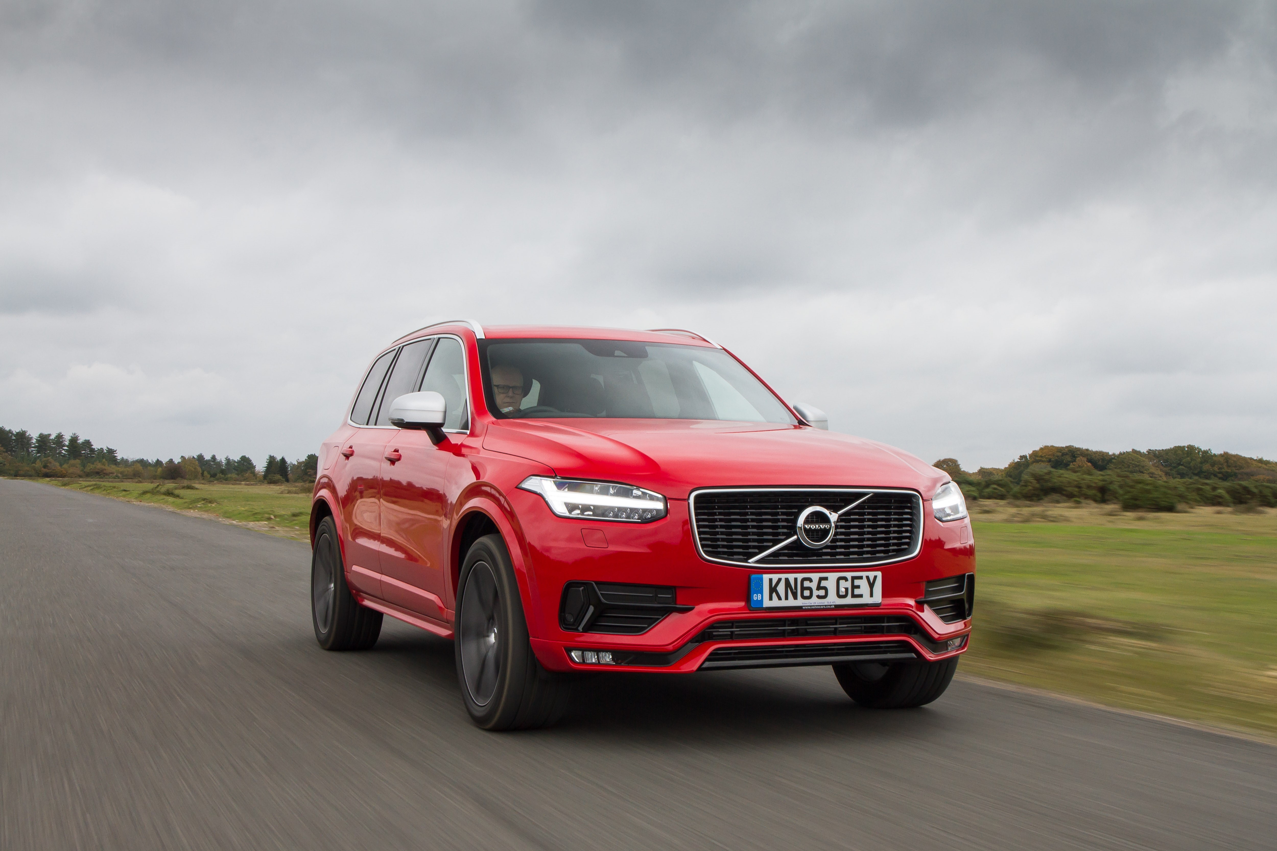 Sporty Volvo XC90 R-Design revealed